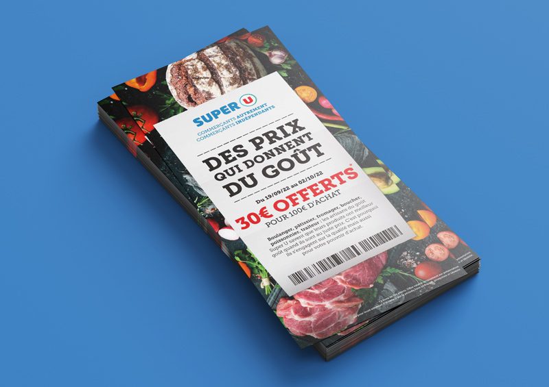 Le flyer pour la promotion en cours chez Super U présente un fond avec une photographie de fruits et légumes, incluant des agrumes, des avocats, des poivrons et des tomates. Au centre du flyer se trouve un ticket de caisse de Super U avec un message promotionnel indiquant que les clients pourront bénéficier de 30 € de réduction pour chaque achat de 100 € ou plus effectué entre le 19 septembre 2022 et le 2 octobre 2022 au Super U de Gerland, situé dans le 7ème arrondissement de Lyon.