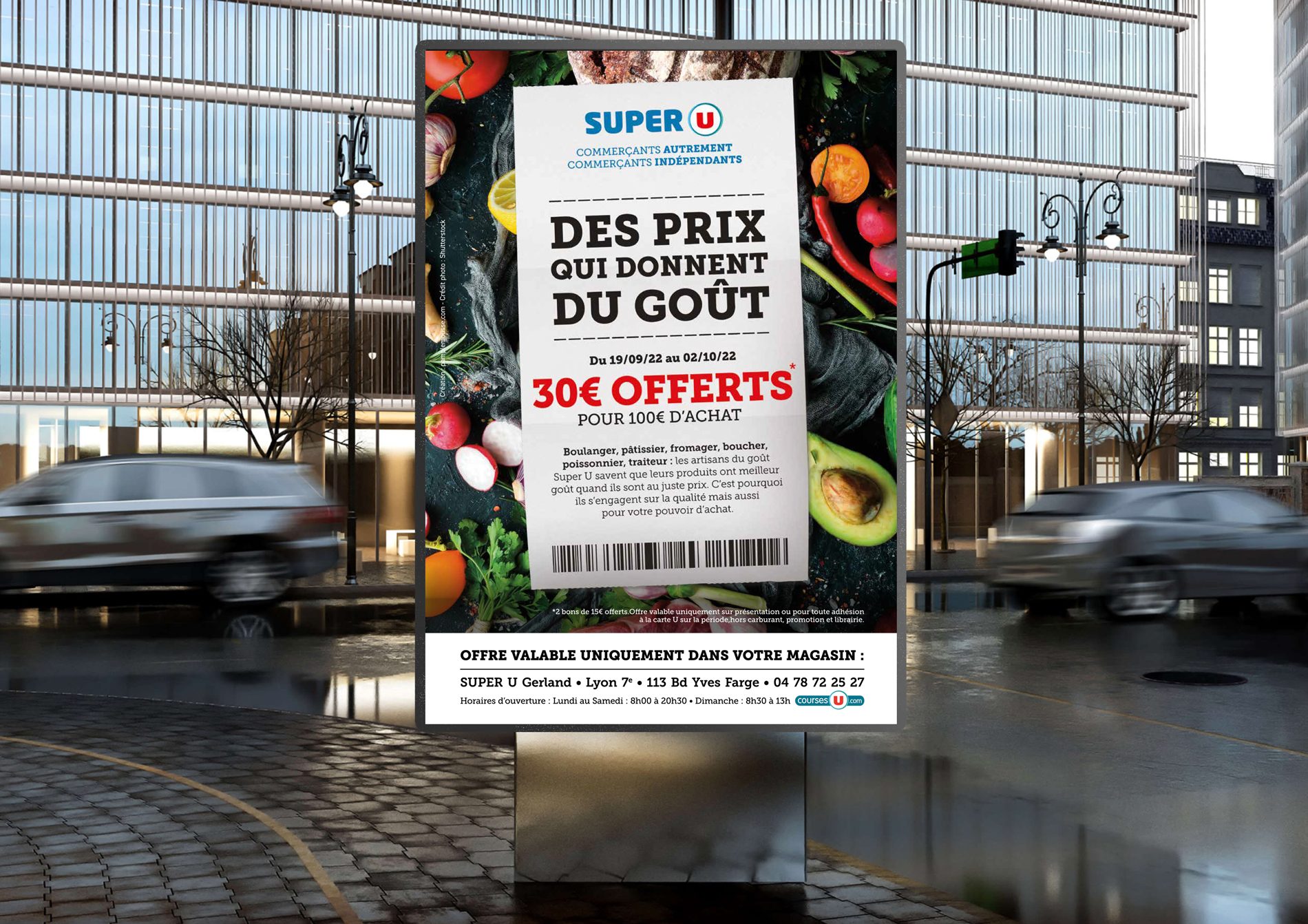 Affiche éxterieur pour la promotion en cours chez Super U présente un fond avec une photographie de fruits et légumes, incluant des agrumes, des avocats, des poivrons et des tomates. Au centre du flyer se trouve un ticket de caisse de Super U avec un message promotionnel indiquant que les clients pourront bénéficier de 30 € de réduction pour chaque achat de 100 € ou plus effectué entre le 19 septembre 2022 et le 2 octobre 2022 au Super U de Gerland, situé dans le 7ème arrondissement de Lyon.