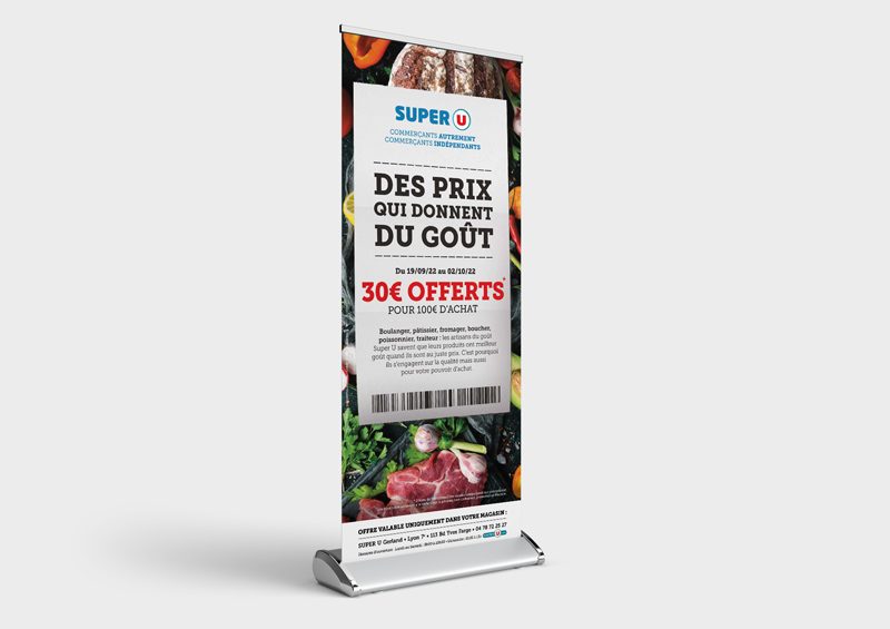 Roll up pour la promotion en cours chez Super U présente un fond avec une photographie de fruits et légumes, incluant des agrumes, des avocats, des poivrons et des tomates. Au centre du flyer se trouve un ticket de caisse de Super U avec un message promotionnel indiquant que les clients pourront bénéficier de 30 € de réduction pour chaque achat de 100 € ou plus effectué entre le 19 septembre 2022 et le 2 octobre 2022 au Super U de Gerland, situé dans le 7ème arrondissement de Lyon.