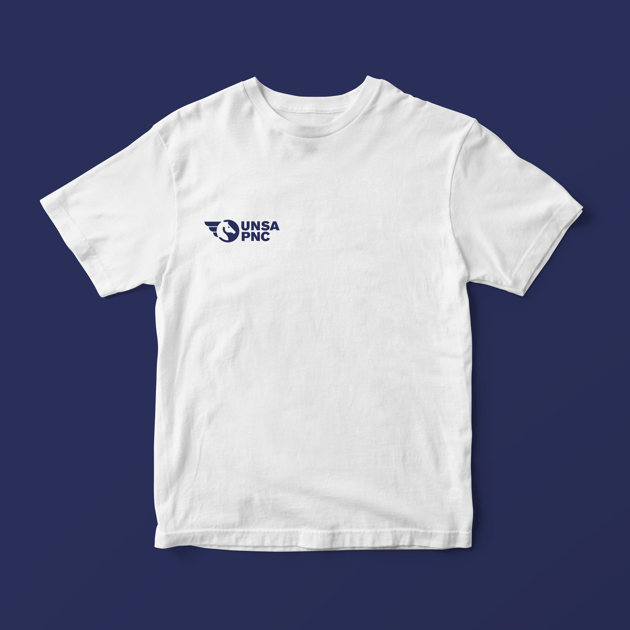 Tee-shirt blanc avec logo bleu marine.