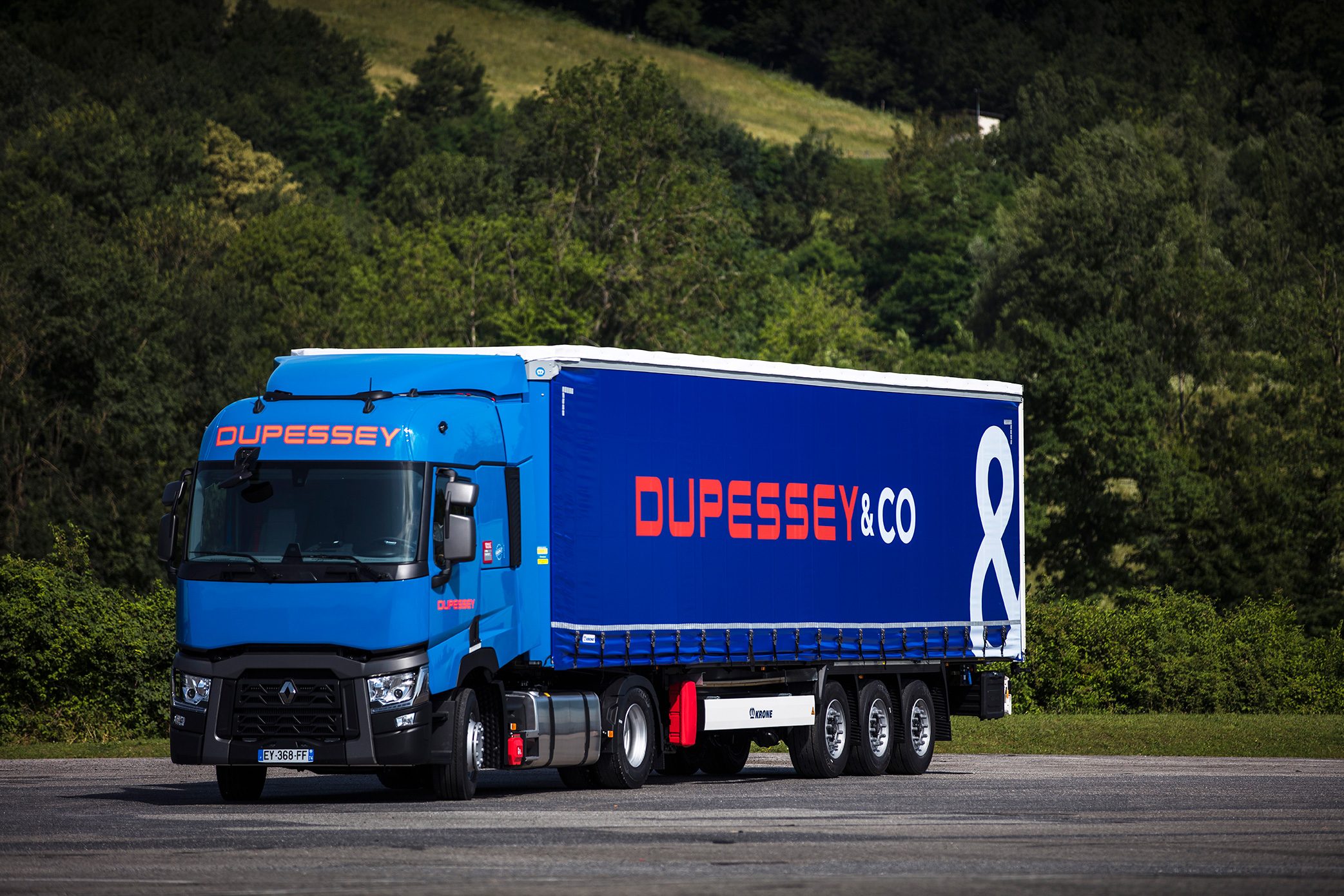 L'image montre un camion de l'entreprise "Dupessey & Co" qui est de couleur bleu.